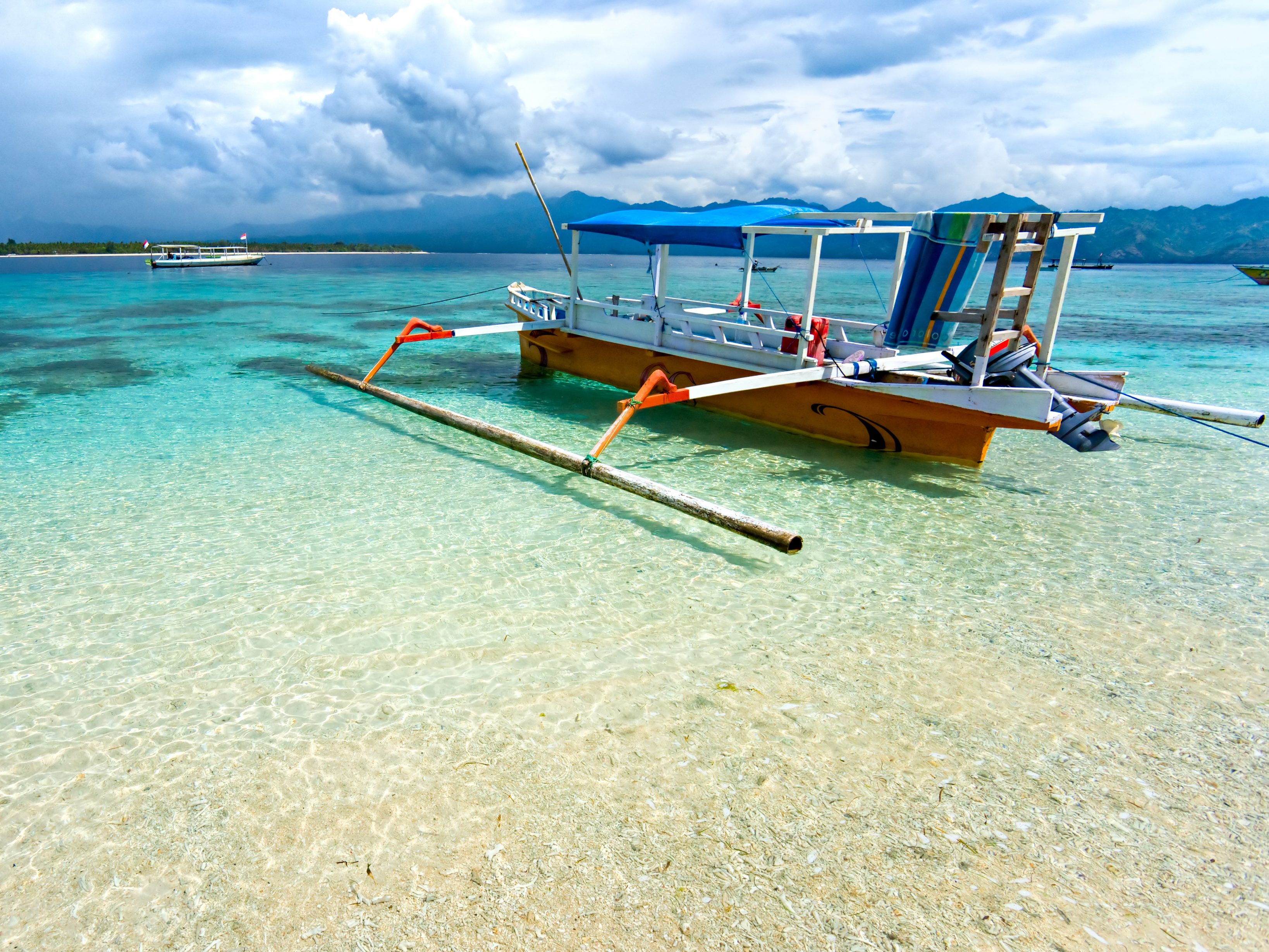Een vissersboot voor de kust van Gili Trawangan, Lombok